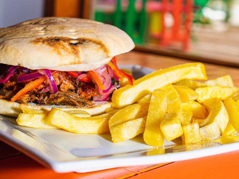 Rivadavia Hostal y Restaurant 03 768x576